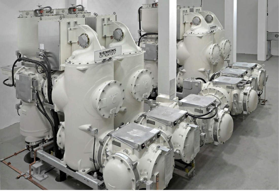 8DN8 gas-insulated switchgear bays in an indoor installation — cover photo of the technical datasheet (page 1).