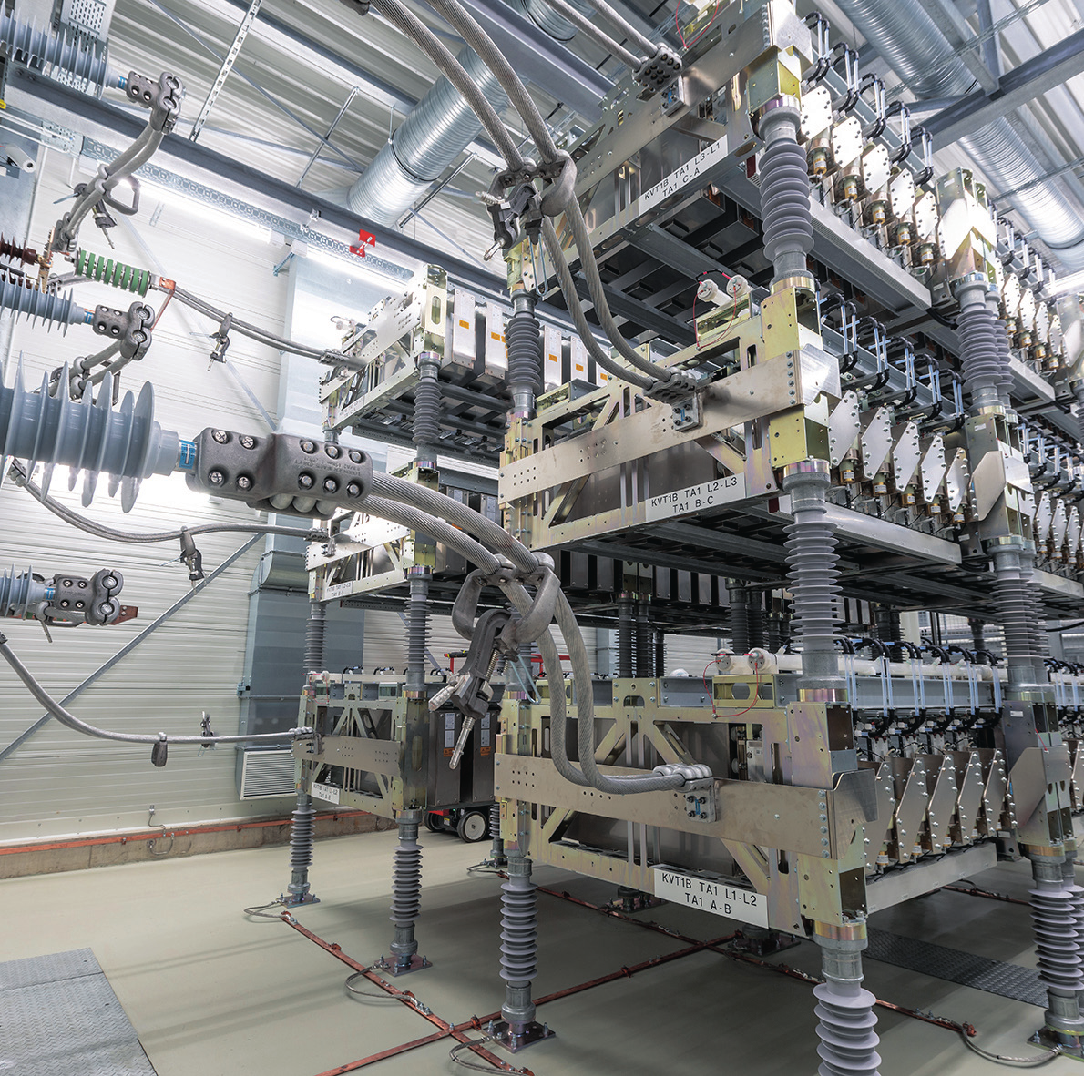 SVC PLUS modular multilevel converter (MMC) hall — stacked converter valve tiers on post insulators with flexible busbar connections, as pictured in the data sheet (page 1).